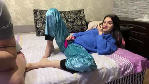  krisvanessa  online show from December 5, 12:00 pm