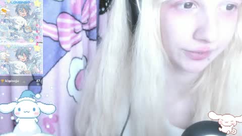 Snapshot of _kuroneeko_ chatting on December 15, 7:42 pm  kuro  online show from December 15, 7:42 pm