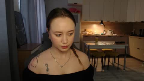 _lalune_ online show from March 20, 5:45 am