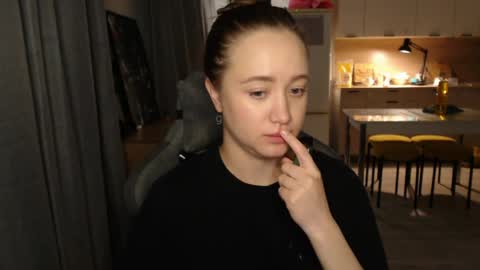 _lalune_ online show from March 24, 8:25 pm