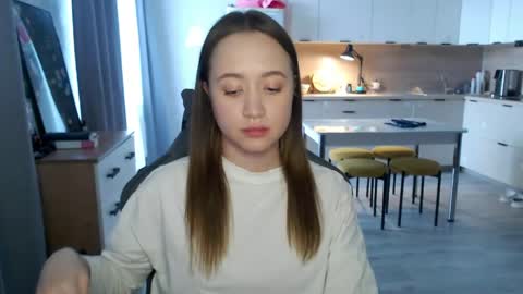 _lalune_ online show from April 8, 12:49 pm