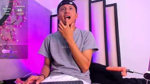 Snapshot of _leohot_ chatting on October 18, 11:05 pm _leohot_ online show from October 18, 11:05 pm