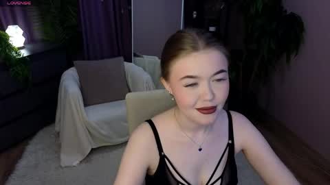 _liilcrystal_ online show from June 7, 7:17 pm