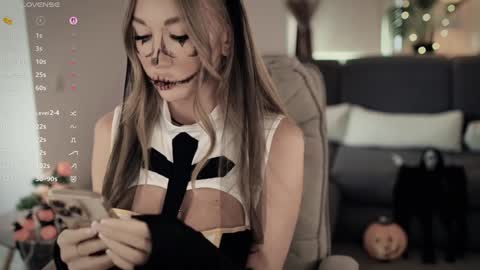 Melanie online show from October 31, 10:49 am