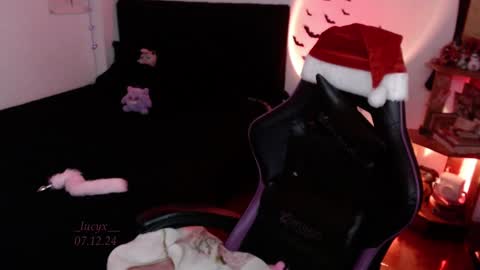 Snapshot of _lucyx__ chatting on December 7, 11:12 pm Queen. Help me reach 100 thumbs up online show from December 7, 11:12 pm