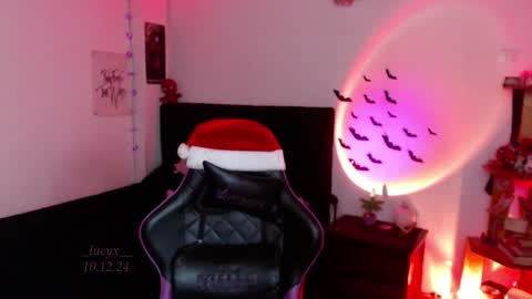 Snapshot of _lucyx__ chatting on December 10, 10:58 pm Queen. Help me reach 100 thumbs up online show from December 10, 10:58 pm