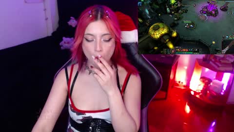 Snapshot of _lucyx__ chatting on December 16, 12:04 am Queen. Help me reach 100 thumbs up online show from December 16, 12:04 am