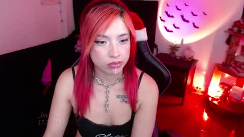 Snapshot of _lucyx__ chatting on December 17, 8:32 pm Queen. Help me reach 100 thumbs up online show from December 17, 8:32 pm