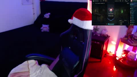 Snapshot of _lucyx__ chatting on December 30, 9:40 pm Queen. Help me reach 100 thumbs up online show from December 30, 9:40 pm