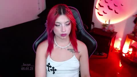 Snapshot of _lucyx__ chatting on January 5, 9:03 pm Queen. Help me reach 100 thumbs up online show from January 5, 9:03 pm