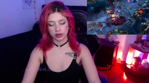 Snapshot of _lucyx__ chatting on January 17, 2:18 am Queen. Help me reach 100 thumbs up online show from January 17, 2:18 am