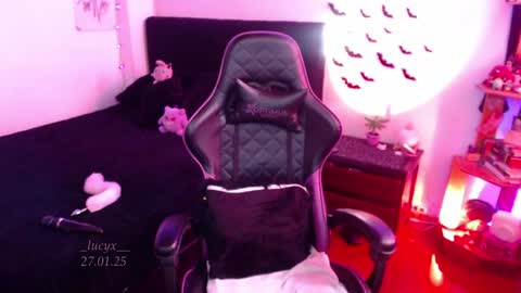 Snapshot of _lucyx__ chatting on January 27, 9:00 pm Queen. Help me reach 100 thumbs up online show from January 27, 9:00 pm