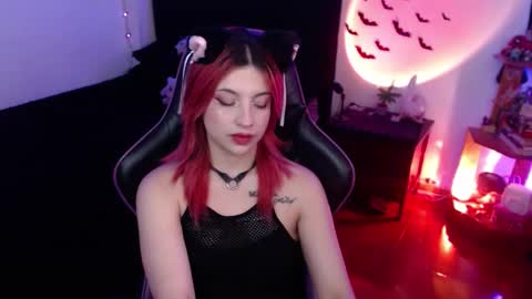 Snapshot of _lucyx__ chatting on February 3, 10:00 pm Queen. Help me reach 100 thumbs up online show from February 3, 10:00 pm