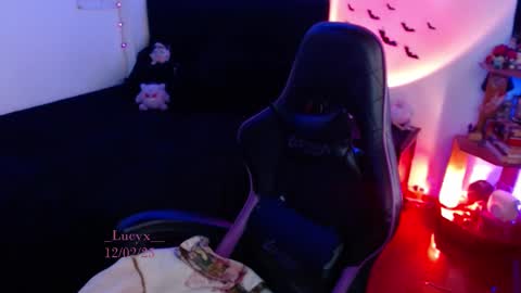 Snapshot of _lucyx__ chatting on February 12, 9:33 pm Queen. Help me reach 100 thumbs up online show from February 12, 9:33 pm