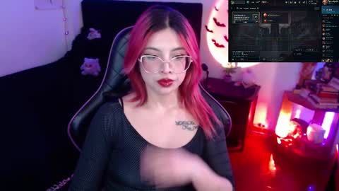 Snapshot of _lucyx__ chatting on March 5, 8:10 pm Queen. Help me reach 100 thumbs up online show from March 5, 8:10 pm