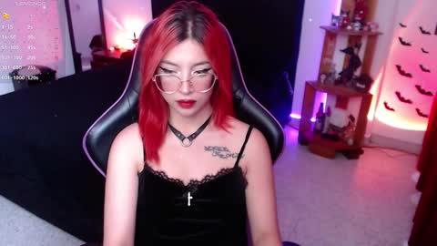 Snapshot of _lucyx__ chatting on September 8, 8:52 pm Queen. Help me reach 100 thumbs up online show from September 8, 8:52 pm