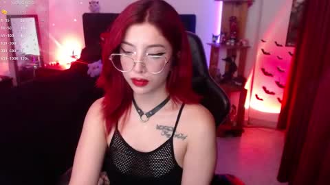 Snapshot of _lucyx__ chatting on September 13, 12:54 am Queen. Help me reach 100 thumbs up online show from September 13, 12:54 am