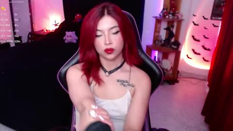 Snapshot of _lucyx__ chatting on September 18, 7:27 pm Queen. Help me reach 100 thumbs up online show from September 18, 7:27 pm