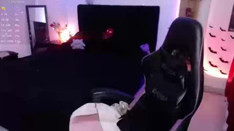 Snapshot of _lucyx__ chatting on September 22, 9:39 pm Queen. Help me reach 100 thumbs up online show from September 22, 9:39 pm