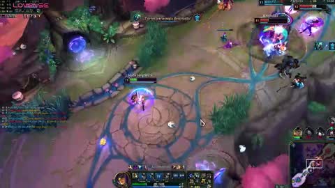 Snapshot of _lucyx__ chatting on November 30, 1:31 am Queen. Help me reach 100 thumbs up online show from November 30, 1:31 am