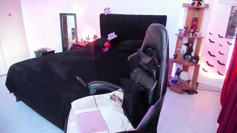 Snapshot of _lucyx__ chatting on January 15, 8:56 pm Queen. Help me reach 100 thumbs up online show from January 15, 8:56 pm