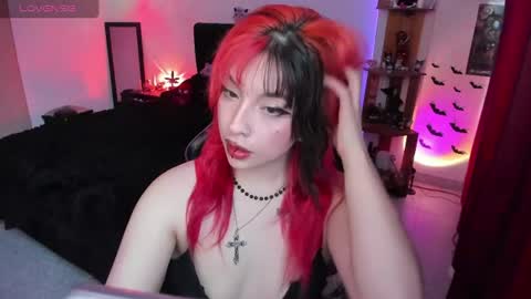 Queen.  Help me reach 100 thumbs up  online show from June 30, 10:33 pm