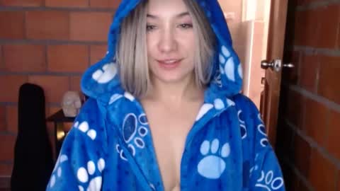 Snapshot of _lunablondie_ chatting on January 10, 5:02 pm _lunablondie_ online show from January 10, 5:02 pm