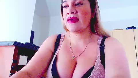 _lunagold_ online show from March 23, 12:58 am