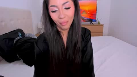 Lynna online show from March 29, 8:53 pm