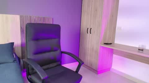 _miamiller_ online show from February 18, 8:03 pm