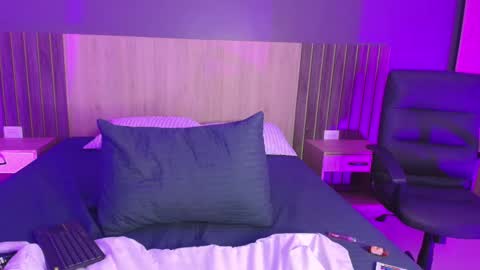 _miamiller_ online show from February 19, 11:14 pm