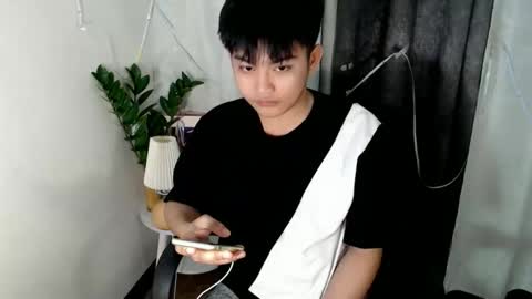 Snapshot of _mikko_moto_ chatting on April 11, 11:25 am _mikko_moto_ online show from April 11, 11:25 am