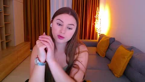Mia online show from May 16, 10:36 am