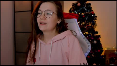 Snapshot of _nemalkovamia chatting on December 22, 9:33 am Mia with a big heart  online show from December 22, 9:33 am