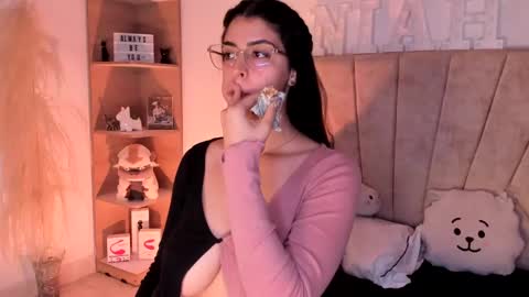 Niah  You can call me Ni or cutie haha online show from March 5, 12:16 am