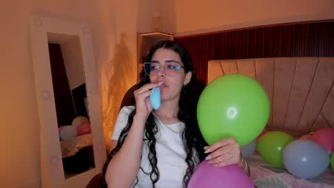 Niah  You can call me Ni or cutie haha online show from April 7, 9:04 pm