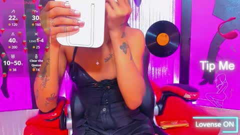 Nicky  Please help me with your thumbs up its importan online show from March 15, 9:43 pm