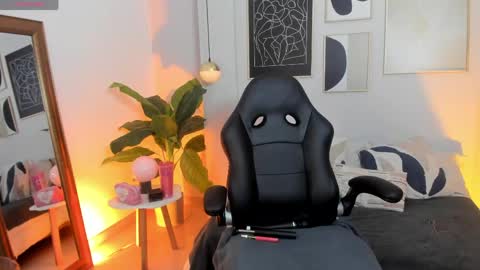 _nicoletteshea_ online show from June 8, 8:31 pm