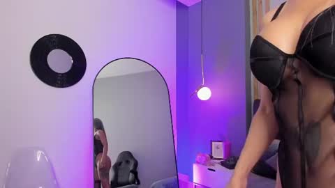 _nicoletteshea_ online show from July 3, 12:33 pm