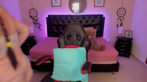 Olivia jones online show from February 4, 12:00 pm