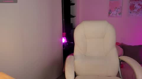   online show from March 19, 12:20 pm