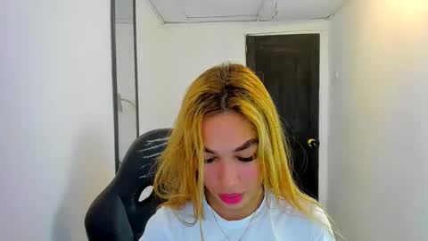 Snapshot of _scarlet_0 chatting on May 23, 10:03 pm Valerie online show from May 23, 10:03 pm
