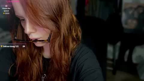 Snapshot of _slutty_fox_ chatting on June 11, 9:57 pm Alice online show from June 11, 9:57 pm