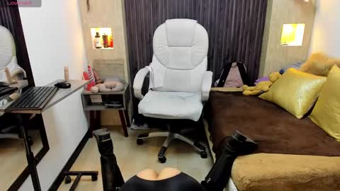 Snapshot of _tiffany_queen chatting on February 12, 8:18 pm Stefania online show from February 12, 8:18 pm