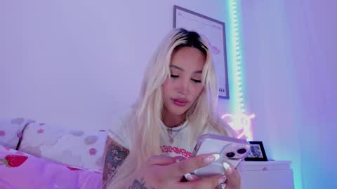 Snapshot of _viioletweekend_ chatting on March 6, 10:26 pm online show from March 6, 10:26 pm