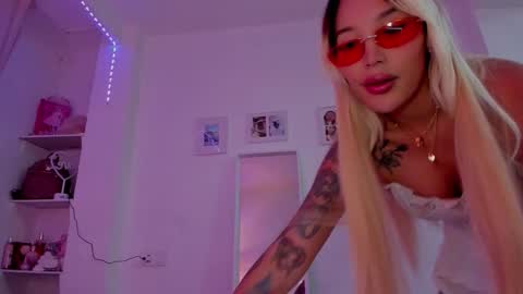 Snapshot of _viioletweekend_ chatting on November 28, 8:44 pm online show from November 28, 8:44 pm