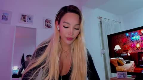 Snapshot of _viioletweekend_ chatting on December 16, 8:47 pm online show from December 16, 8:47 pm