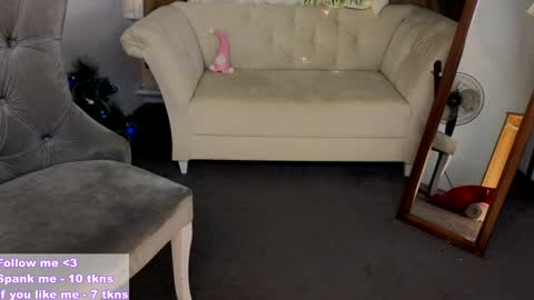 Snapshot of _violet_mills_ chatting on December 15, 3:13 am Violet online show from December 15, 3:13 am