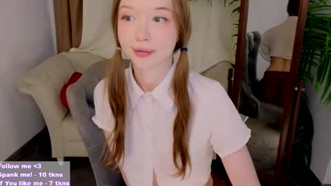 Snapshot of _violet_mills_ chatting on March 9, 2:29 am Violet online show from March 9, 2:29 am