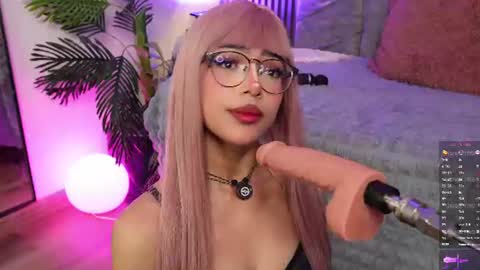 Snapshot of _viollettenoir_ chatting on June 22, 9:23 pm online show from June 22, 9:23 pm